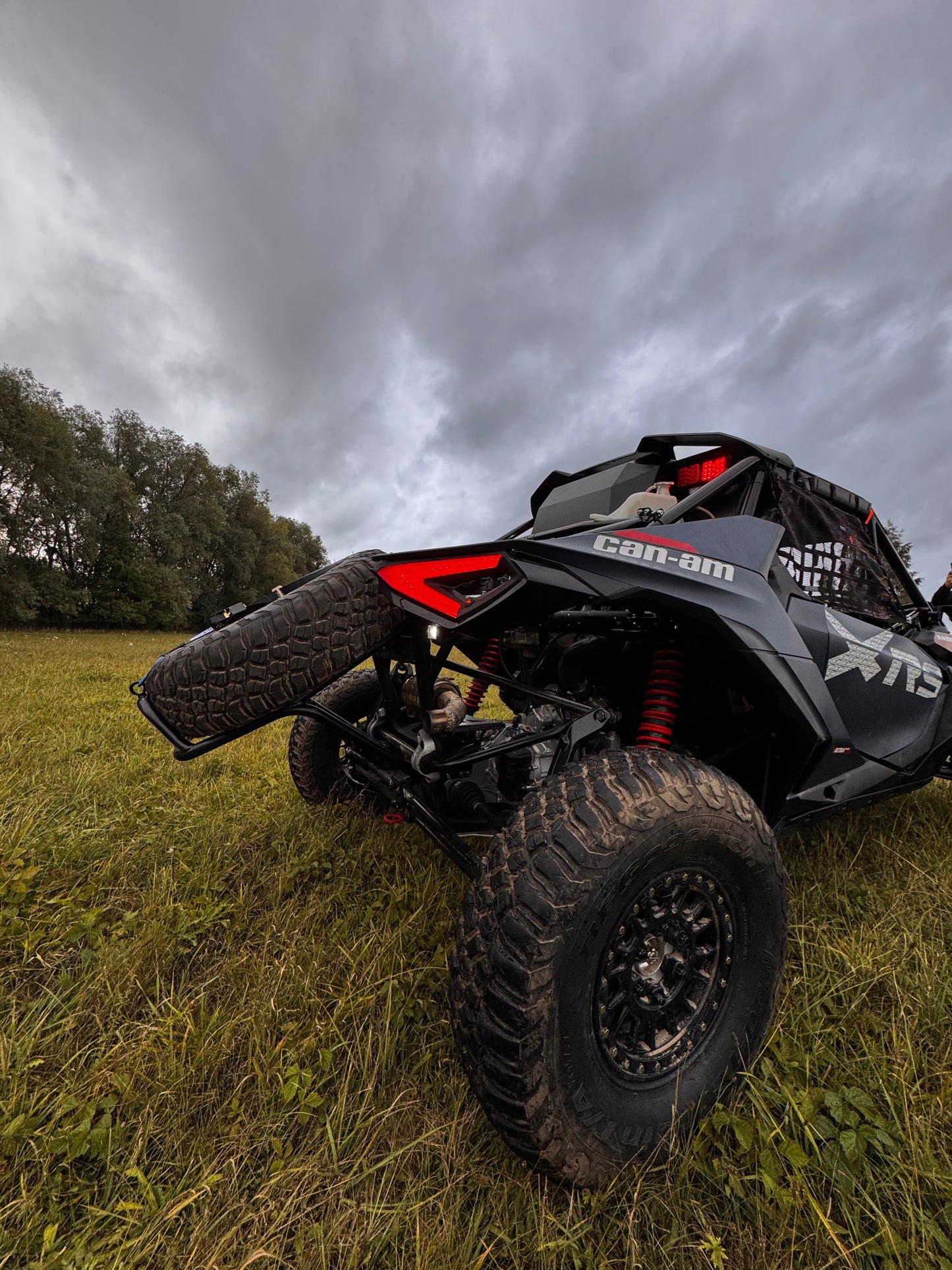 Bagażnik na koło zapasowe typ 2 - Can-Am Maverick R