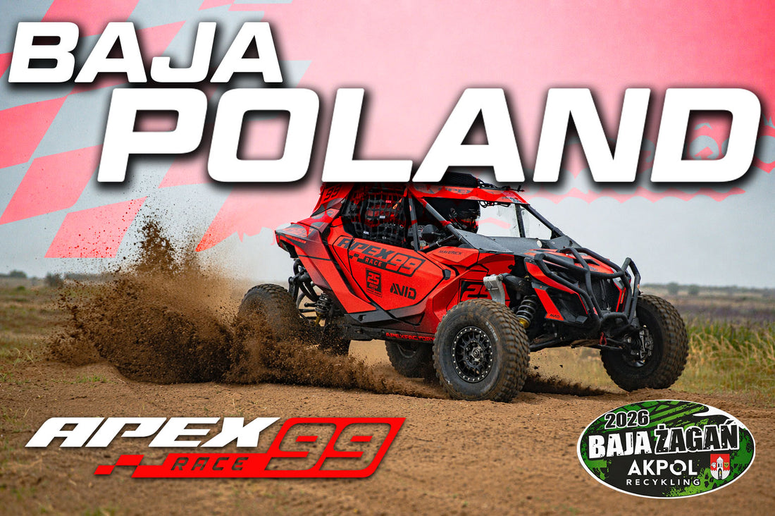 Rajdowy Can-Am przygotowany przez Apex Race 99 na tle logo firmy – zapowiedź rajdu Baja Żagań 2026