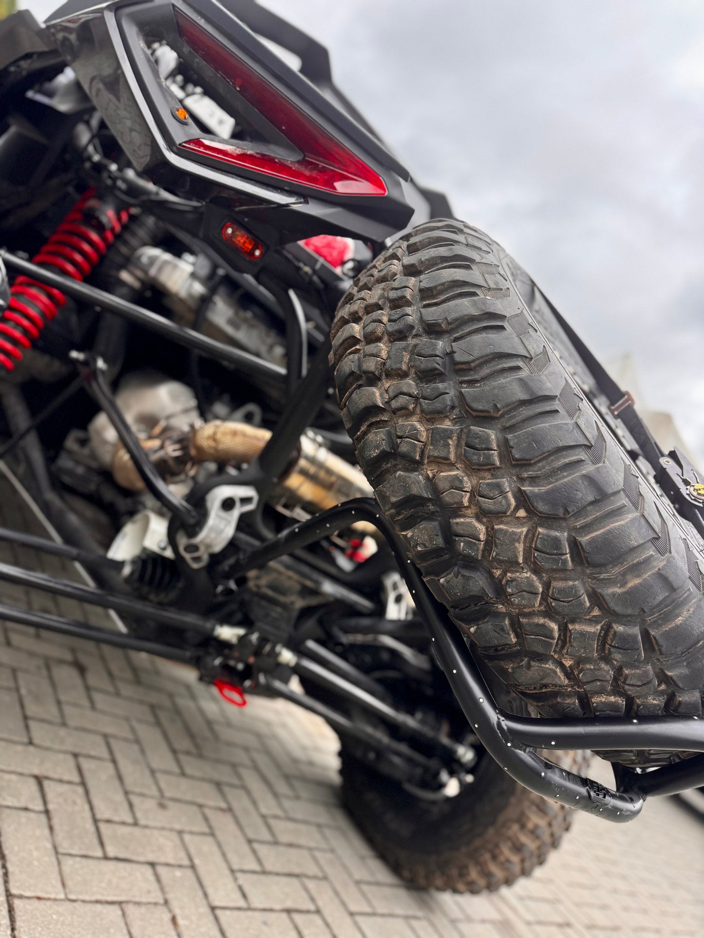 Bagażnik na koło zapasowe typ 2 - Can-Am Maverick R