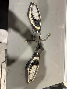 Lusterka boczne z lampami SMART LED OEM 715007185 – używane Can-Am Maverick R