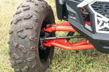 Przednie wahacze Madigan Motorsports w Polaris RZR200, zbliżenie przy kole
