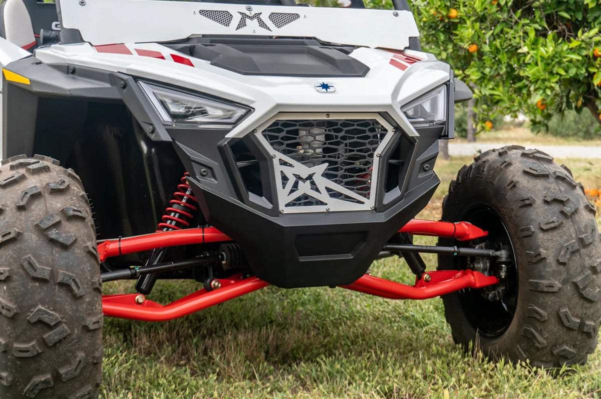 Polaris RZR200 z czerwonymi wahaczami Madigan Motorsports Long Travel +3 cale, widok od przodu
